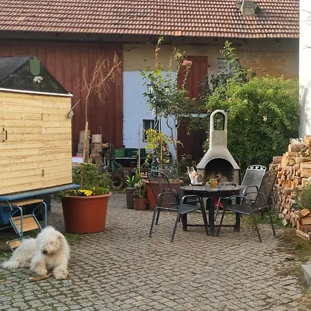 Farm stay Kuschliger Schaeferwagen Auf Wiese Autark