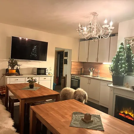 Kuschliger Schaeferwagen Auf Wiese Autark *