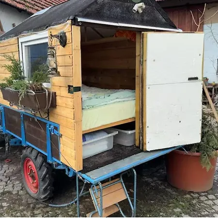 Çiftlik konaklama Kuschliger Schaeferwagen Auf Wiese Autark