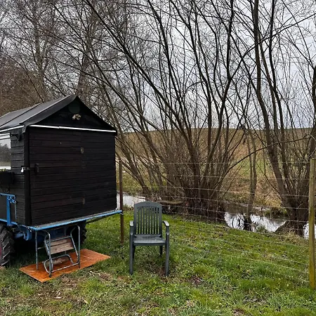 Kuschliger Schaeferwagen Auf Wiese Autark Farm stay