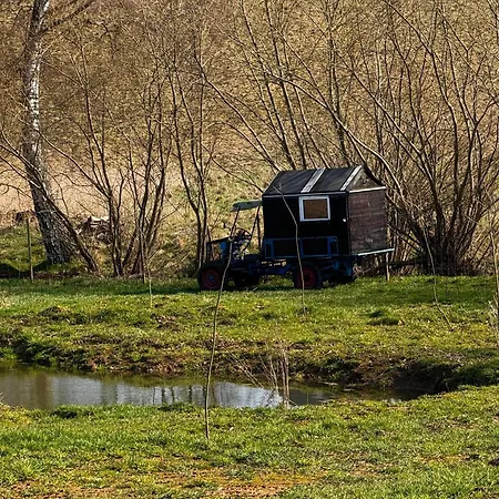 Kuschliger Schaeferwagen Mit Schlafsack Autark Auf Wiese *