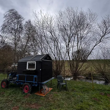 Kuschliger Schaeferwagen Auf Wiese Autark *