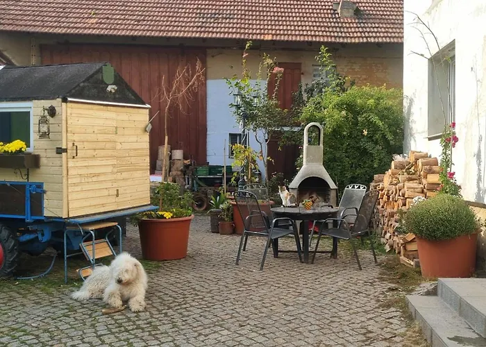 Farm stay Kuschliger Schaeferwagen Auf Wiese Autark