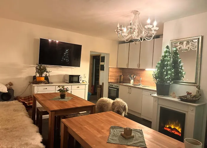 Kuschliger Schaeferwagen Auf Wiese Autark *