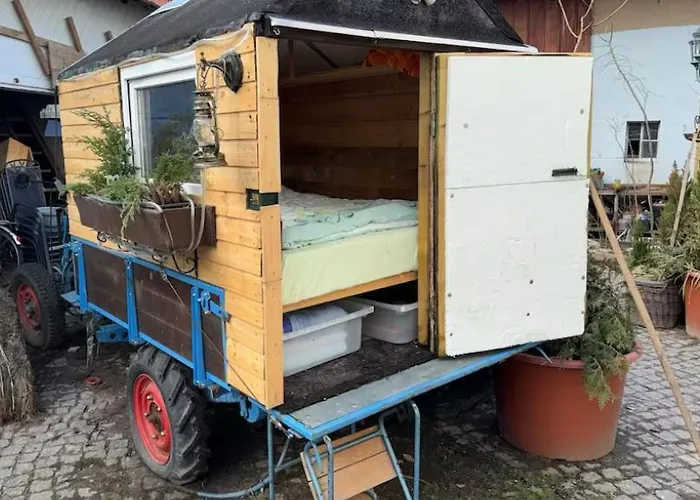 Çiftlik konaklama Kuschliger Schaeferwagen Auf Wiese Autark