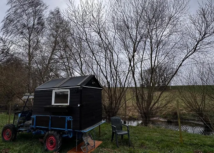 Kuschliger Schaeferwagen Auf Wiese Autark *